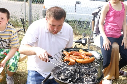 ks. Krzysztof przy grillu