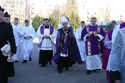 Procesja na cmentarz
