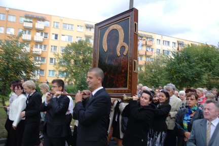 Obraz niosą Siostry Urszulanki i Katecheci