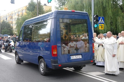 Przyjazd samochodu - kaplicy z obrazem Matki Bożej Jasnogórskiej
