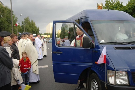 Przyjazd samochodu - kaplicy z obrazem Matki Bożej Jasnogórskiej