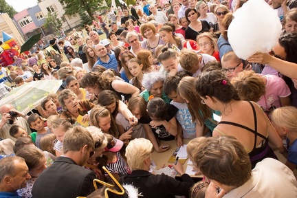 Małgorzata Kożuchowska -gość specjalny festynu -rozdaje  autografy
