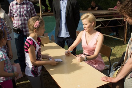 Małgorzata Kożuchowska -gość specjalny festynu rozdaje  autografy i rozmawia  z młodymi fankami