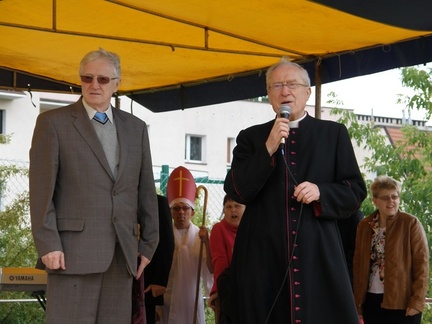 Prezes Spółdzielni Mieszkaniowej „Rubinkowo” Zdzisław Zakrzewski i ks. prałat Kazimierz Piastowski