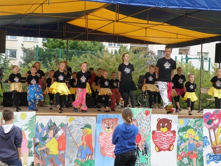 Występ grupy cyrkowej Wojewódzkiego Ośrodka Animacji Kultury