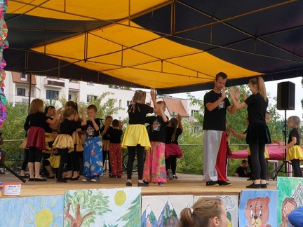 Występ grupy cyrkowej Wojewódzkiego Ośrodka Animacji Kultury